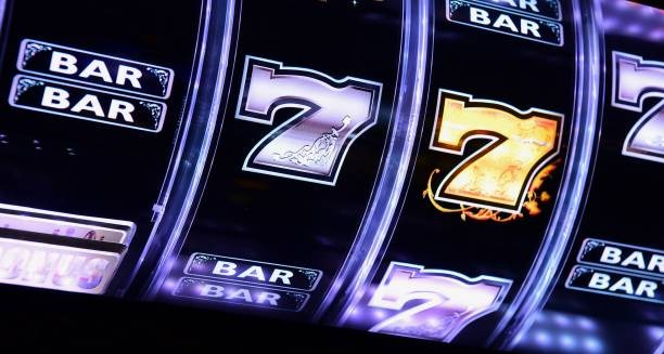 pakhoki app interface showing slot games and live casino tables on mobile screen